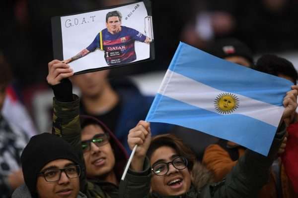 Молодёжь с аргентинским флагом
