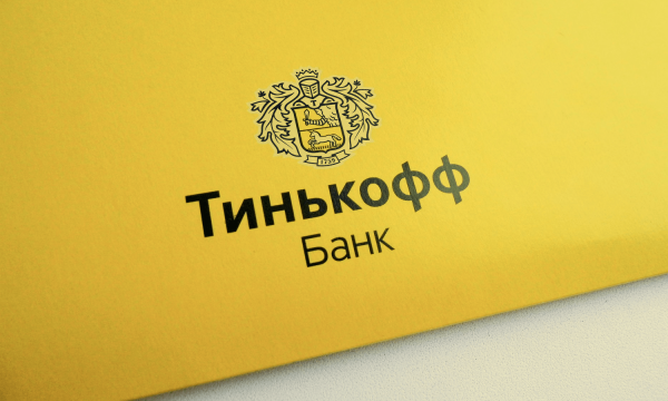 Надпись «Тинькофф Банк» на желтом фоне