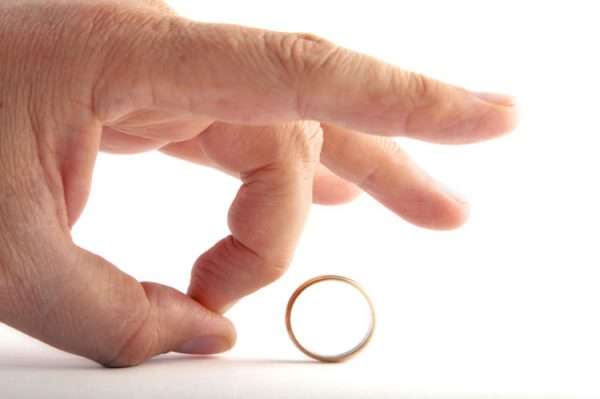 Рука и обручальное кольцо