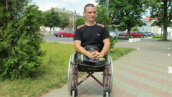 Молодой инвалид-колясочник