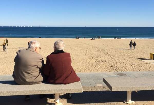 Пенсионеры на берегу моря