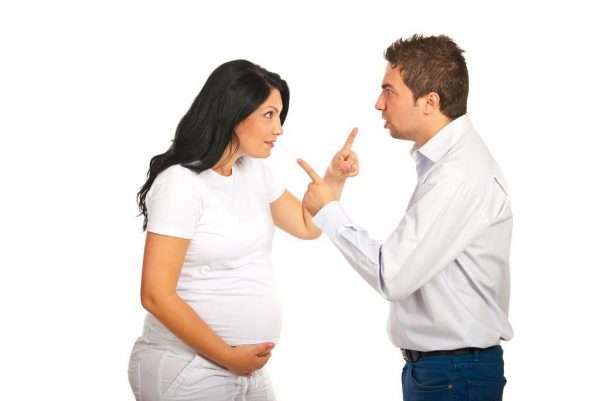 Мужчина и беременная женщина выясняют отношения
