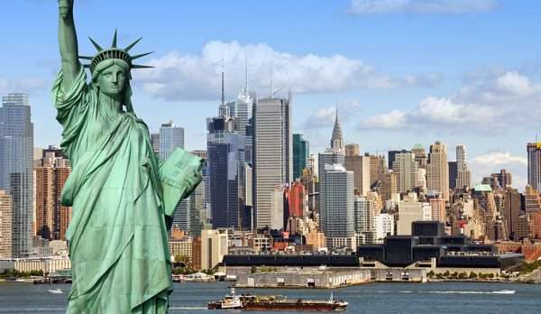 Статуя Свободы на фоне Нью-Йорка