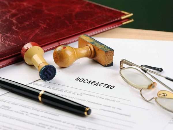 Документ, очки, печати и папка на столе