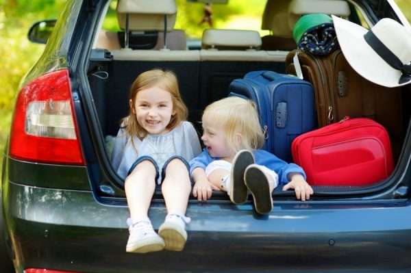 Дети в багажнике автомобиля