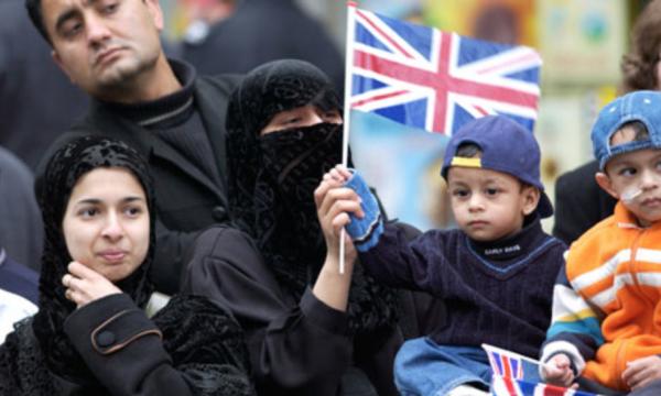 Мусульманская семья с флагом Великобритании