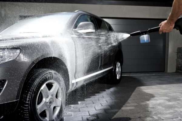 Процесс помывки автомобиля