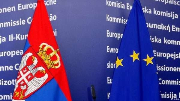 Флаги Сербии и Евросоюза