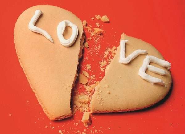 Печенье в виде разбитого сердца с надписью «love»
