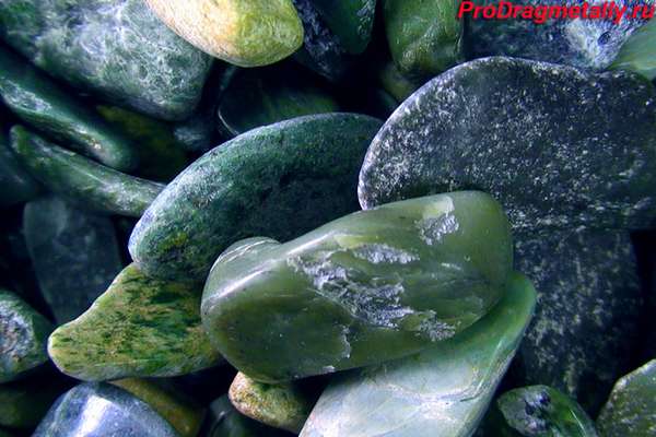 Нефритовые камни