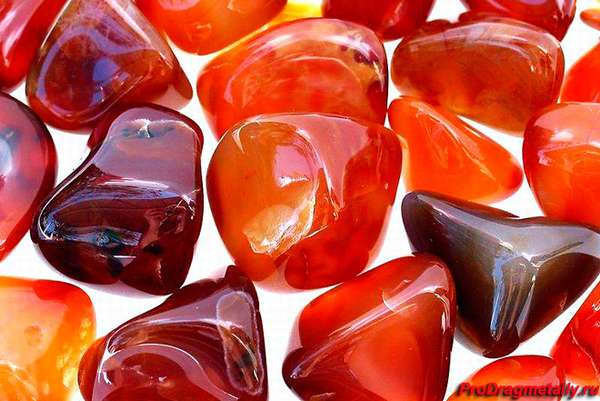 Гладкие камни сердолика разной формы и цвета