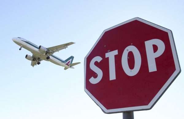 Запрещающий знак на фоне самолёта
