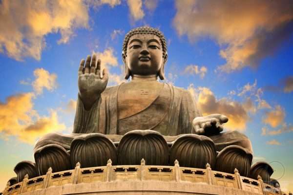 Статуя Будды на фоне неба