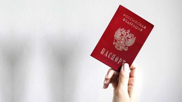 Российский внутренний паспорт в руке