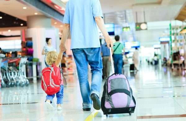 Ребёнок с отцом в аэропорту