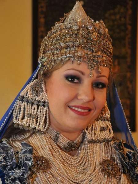 Женщина в национальном алжирском костюме