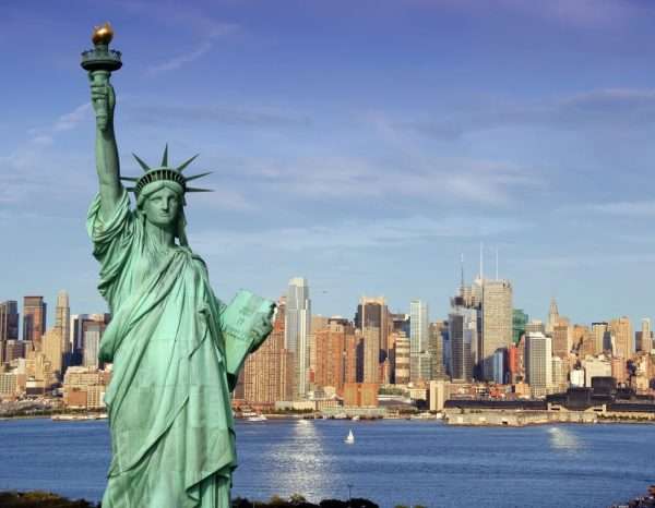 Статуя свободы на фоне Нью-Йорка