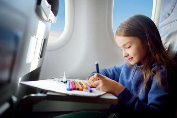 Девочка на борту самолёта