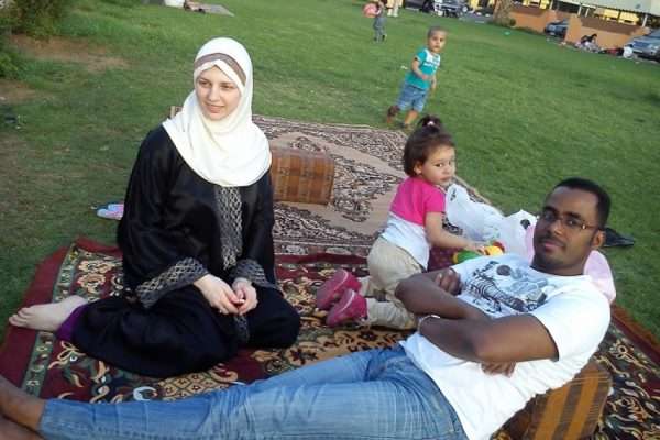 Мусульманская семья на пикнике