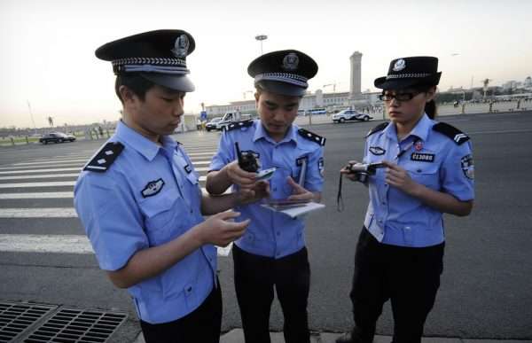 Китайская полиция проверяет документы