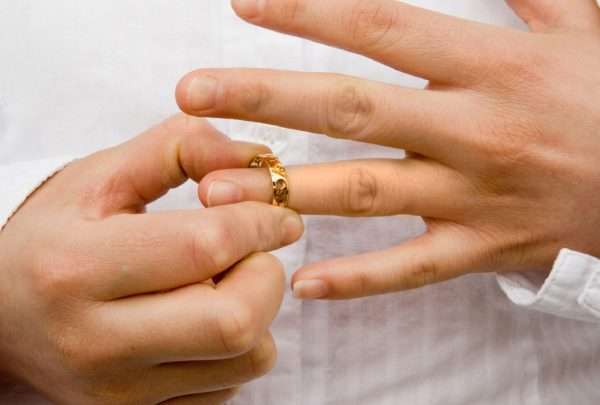 Снятие кольца с пальца