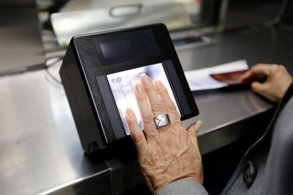 Сдача отпечатков пальцев на визу