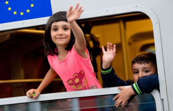 Дети в поезде и флаг ЕС