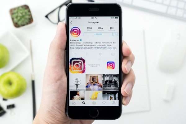 Смартфон с открытым приложением Instagram в руке