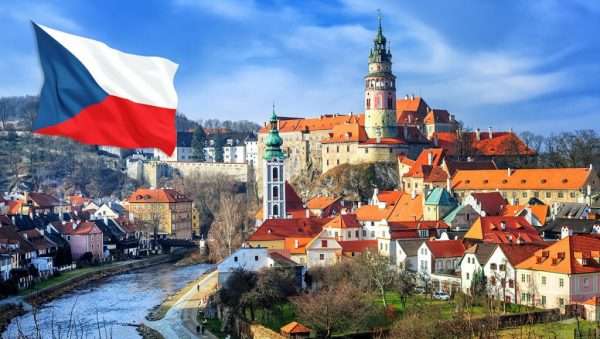 Чешский флаг на фоне старого города