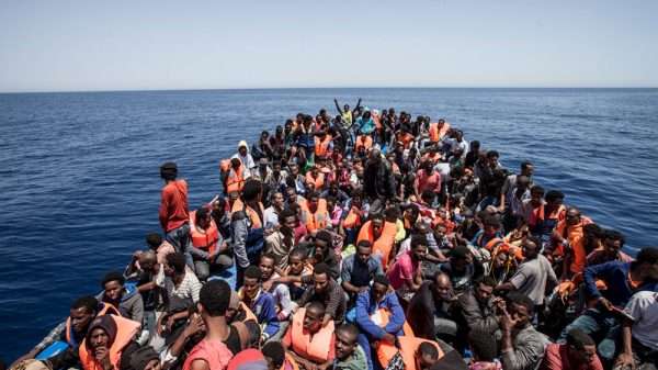 Лодка с мигрантами в Средиземном море