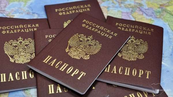 Паспорта РФ на фоне географической карты