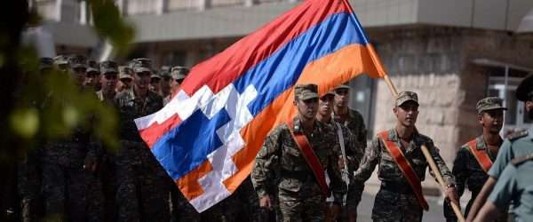 Военные с флагом Нагорно-Карабахской Республики