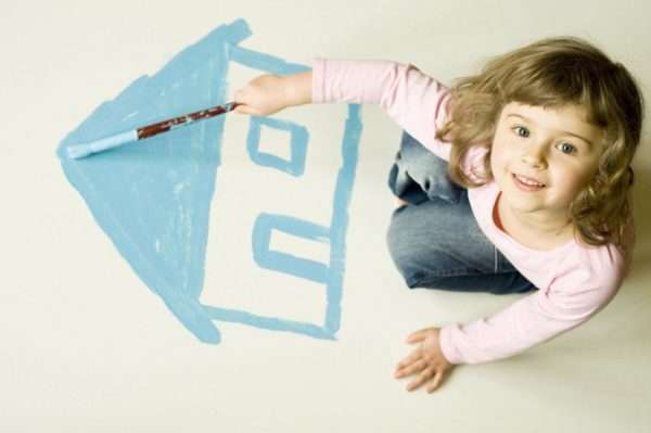 Ребенок рисует дом