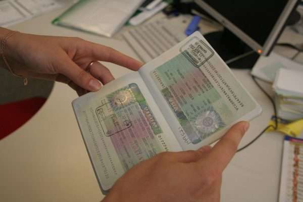 Паспорт в руках