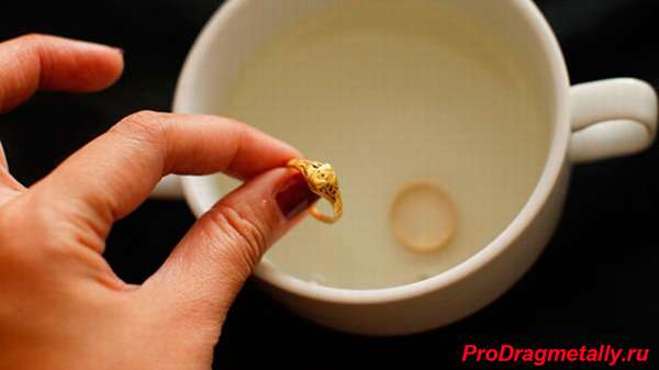 Золотые украшения в чашке