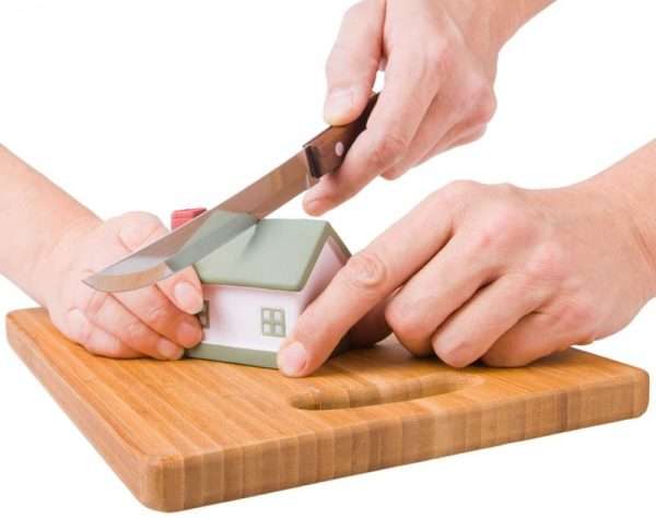 Руки ножом разрезают дом