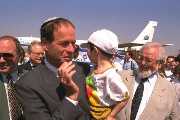 Еврей с ребёнком на фоне самолёта