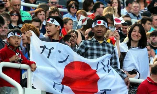 Болельщики с символикой Японии на трибуне