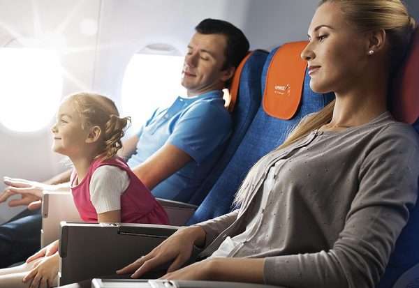 Девочка со взрослыми в самолёте