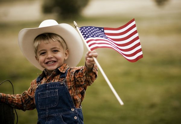 Ребёнок с американским флагом