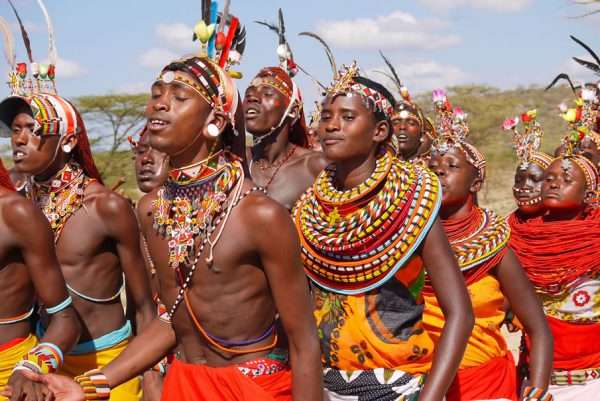 Кенийцы в национальных костюмах