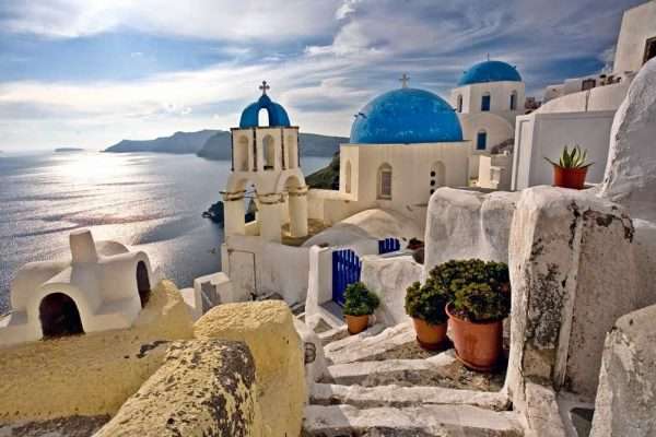 Церковь на берегу моря в Греции
