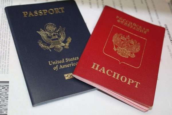 Паспорта США и России