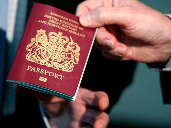 Паспорт Великобритании в руке