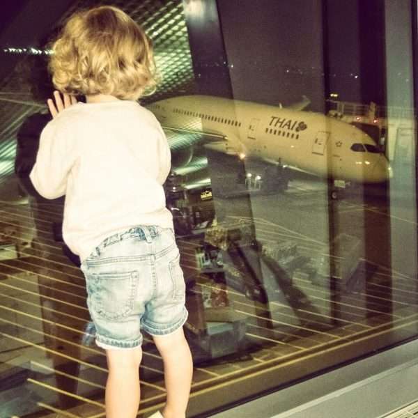 Ребёнок в аэропорту
