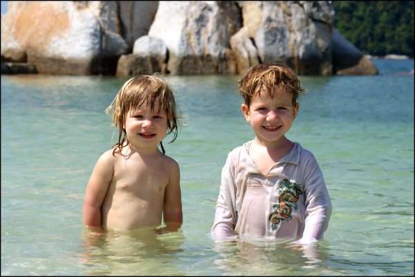 Дети в горном озере