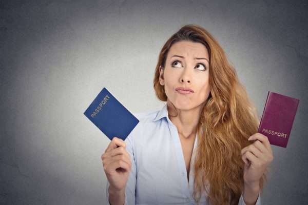 Женщина с двумя паспортами в раздумье