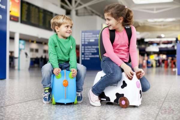 Девочка и мальчик в аэропорту