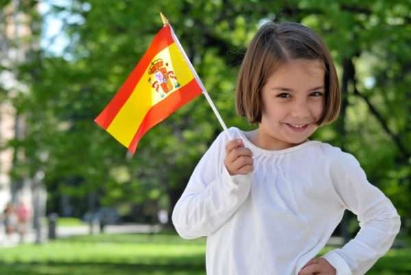 Девочка с флагом Испании