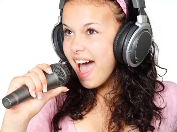 Девочка-подросток с микрофоном